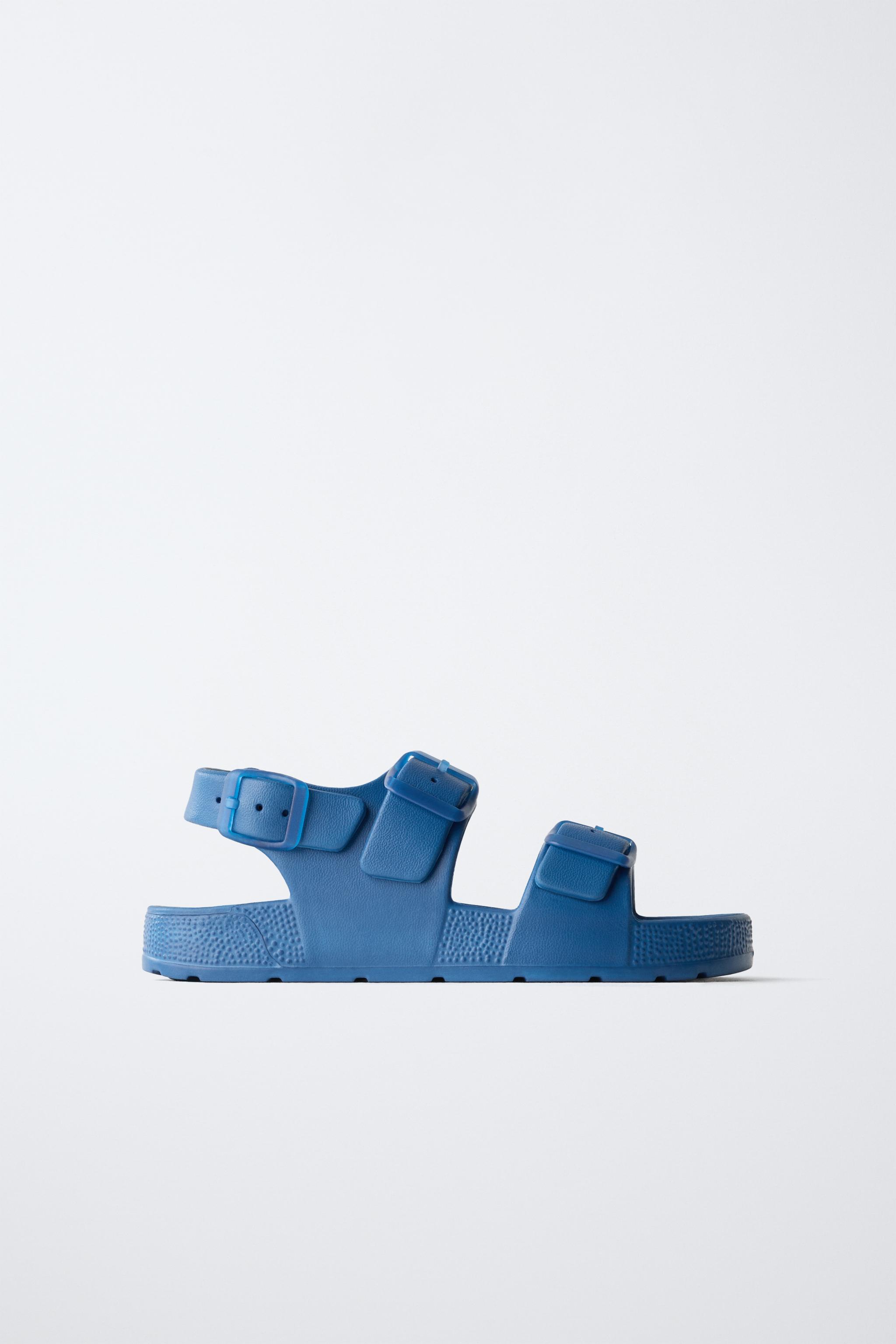 RUBBERIZED BUCKLED SANDALS